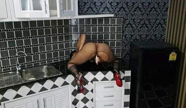 Dildo Fick im Catsuite und geilen High Heels in meiner Küche!