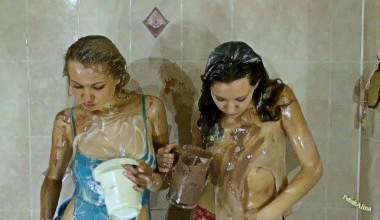 Christina und Jackie in der Dusche mit Pudding