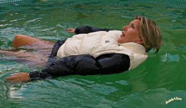 Mit Daunenjacke und Daunenweste im Pool schwimmen