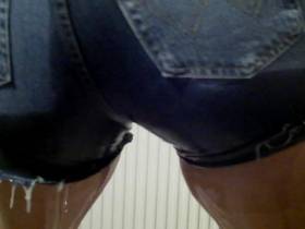 Vorschaubild vom Privatporno mit dem Titel "Jeans Hotpants Nass gepisst" von EvilBitch
