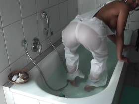 Vorschaubild vom Privatporno mit dem Titel "Geile Abkühlung" von nylon_schlampe