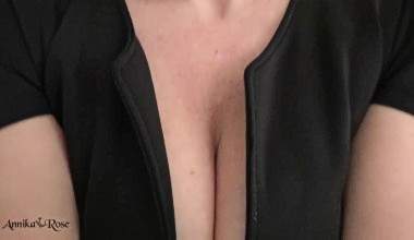 Im Büro masturbiert