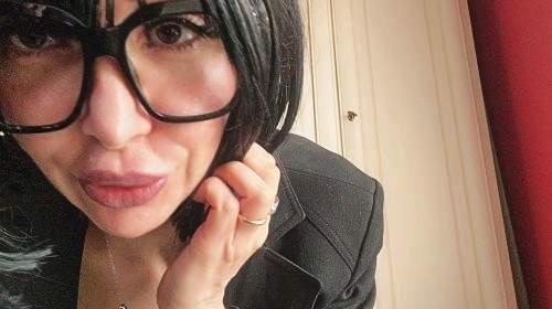 Sekretärin mit lautem Unfall