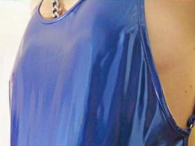 Posing in blauem Gummi Badeanzug