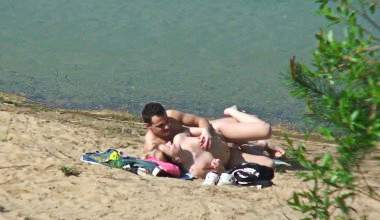 Spanner filmt Paar beim Baggersee-Fick