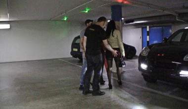 Schokobebe und Ihre Freundin werden in der Tiefgarage abgefickt.