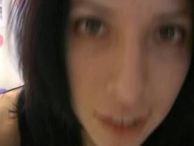Amerikanische Studentin strippt vor der Webcam