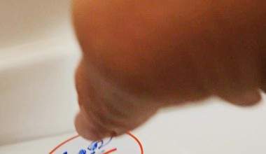 Menstruation Blut Periode Tage ins Klo entsorgen