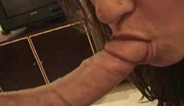 junge BEa lernt blasen