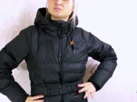 Christinas Duschszene in Daunenmantel und Leggins