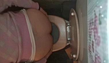 In der Toilette 4K
