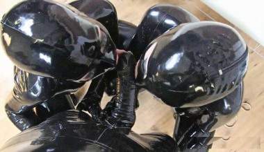 wir sind geile Latex-Schlampen