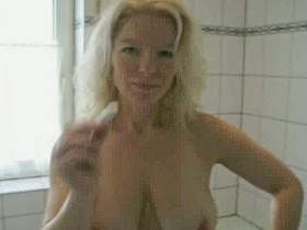 Vorschaubild vom Privatporno mit dem Titel "Seht wie ich einen Tampon in meine rosa Fickspalte stecke" von KissiKissi