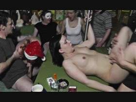 Vorschaubild vom Privatporno mit dem Titel "Gruppensex in der kneibe" von extremgirl