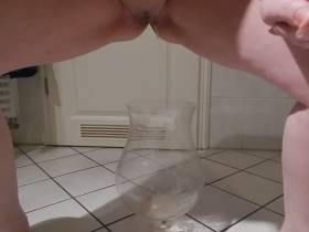 Vorschaubild vom Privatporno mit dem Titel "In Glasvase gepinkelt" von checkerstute