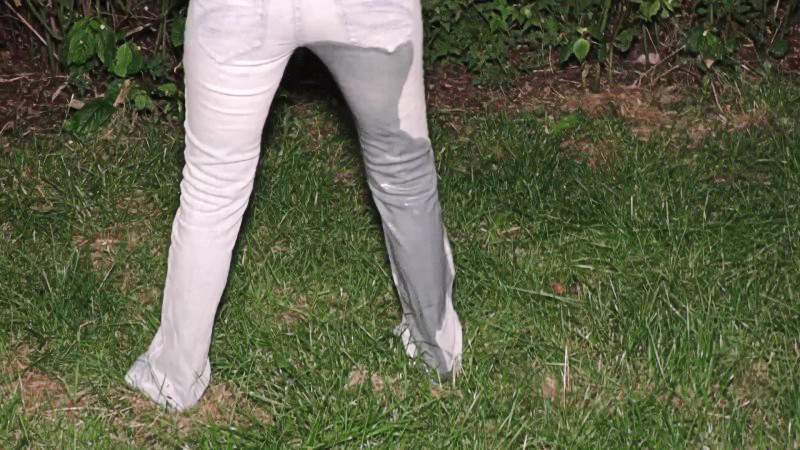 In die jeans pissen