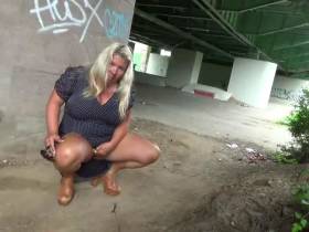 Vorschaubild vom Privatporno mit dem Titel "Public Flash im Skaterpark" von Deine-Chefin