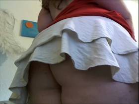 Vorschaubild vom Privatporno mit dem Titel "Röckchen hoch.Zunge in Po" von sexyvenushuegel