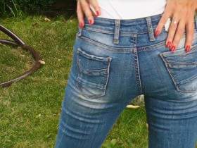 Zerreiße Jeans und Body outdoors
