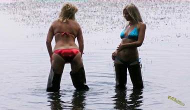 Mit Christina in Waders und Glanz Bikinis in Fluss