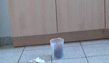 In Frontansicht voll in einen Messbecher geschissen.