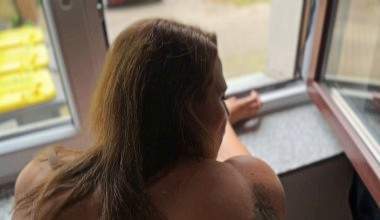 Dreckschwein! Am offenen Fenster gefickt! Jeder konnte es sehen!