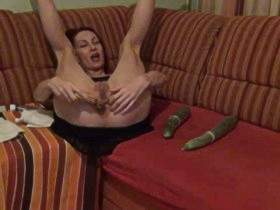 Vorschaubild vom Privatporno mit dem Titel "Gemüsefick mit Gurke,Banane und Tomaten" von Sue-Allen