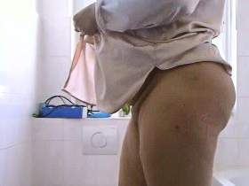 Pee fingers and blowjob on toilet