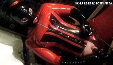 ROTES GIFT: Latex-Showgirl und Aufblasdildo!