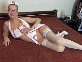 Nymphomane Krankenschwester fickt