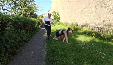 Sklavin an der Leine ausgeführt