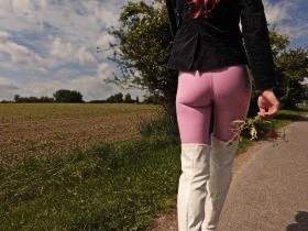 Pink Leggings und alte Overknees