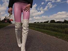 Pink Leggings und alte Overknees