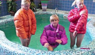 Bikinigirls in Daunenjacken im Pool