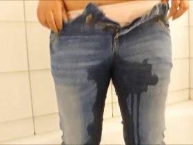 steffi pisses in her jeans