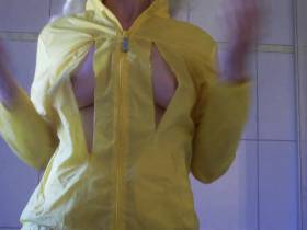 Vorschaubild vom Privatporno mit dem Titel "Regenjacke - ich mache Dich fertig!" von EvilBitch