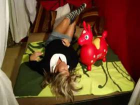 Vorschaubild vom Privatporno mit dem Titel "Mein knallrotes Gummipferd" von Deine-Chefin