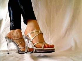 Vorschaubild vom Privatporno mit dem Titel "Auf den Boden Sklave!" von LadyVelvet