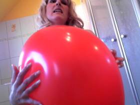 Vorschaubild vom Privatporno mit dem Titel "Der Mega Riesen Ballon" von EvilBitch