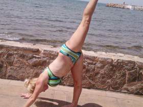 Stretching im Bikini