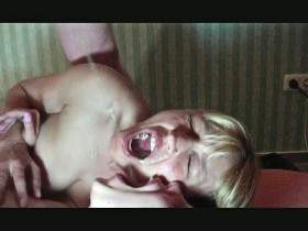 Vorschaubild vom Privatporno mit dem Titel "Witr schlucken alles was aus dem schwanz kommt" von extremgirl