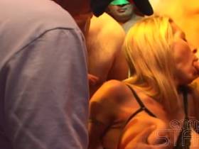 Vorschaubild vom Privatporno mit dem Titel "Gemeinsames fickschwänze abschlürfen" von dirty-emma