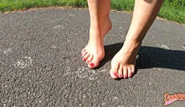 Footwalk in Public-Spaziergang mit meinen schmutzigen Füßchen