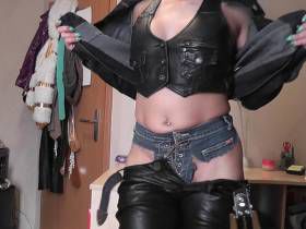 Vorschaubild vom Privatporno mit dem Titel "Jeans und leder macht mich an" von nylon_schlampe