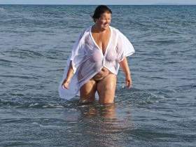 I bathe with shirt in the stormy sea 1