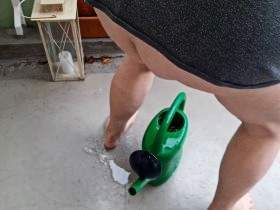 Pisslust - peed in the watering can