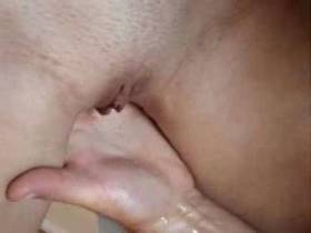 Vorschaubild vom Privatporno mit dem Titel "Ich wichse sie bis sie ausläuft" von udo2005