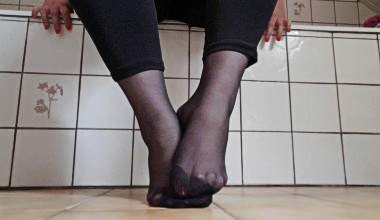 Fußerotik mit schwarzen Nylons und Heels