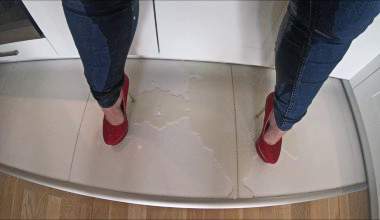 In die Jeans gepisst - abgefickt und in die Fresse gespritzt!
