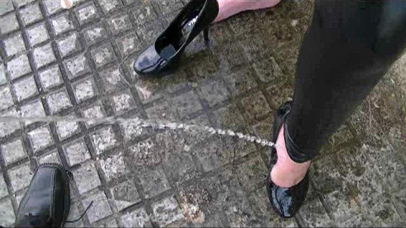 Girlfriend solo pissing high heels